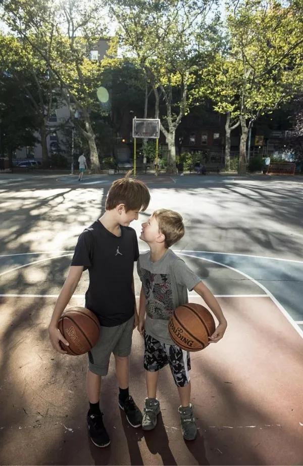 简直杀人，球场飞踹16岁少年！别把我们的篮球场变凶案现场