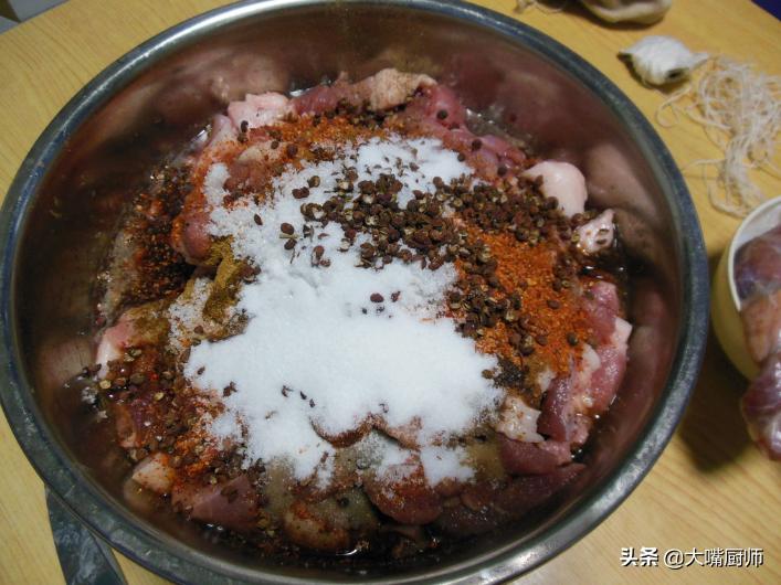 灌腊肠30斤肉放多少盐,灌腊肠10斤肉配料多少