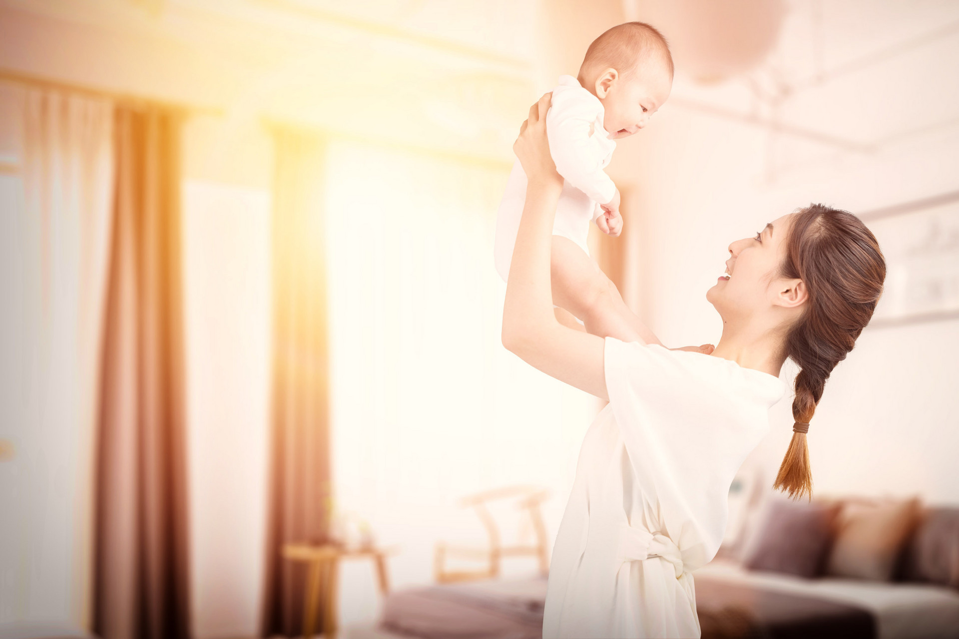 李亚男晒二胎女儿满月照,吸吮手指软萌可爱!附1-2月宝宝早教