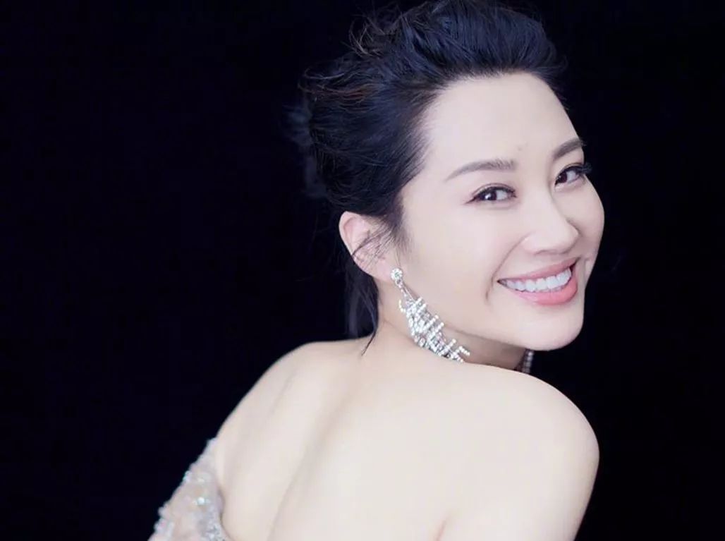 许晴50岁依然少女感满满,50岁的许晴拥有25岁的坦然