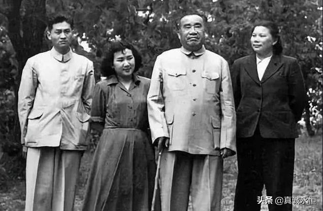 敌人将她的头颅割下，挂在赣州城门上示众，向井冈烈士伍若兰致敬