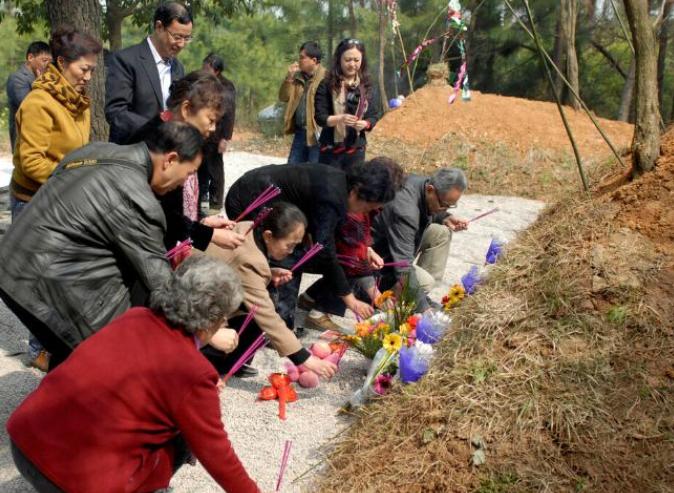 坟头塌子孙稀什么意思,坟头塌消子孙稀是啥意思