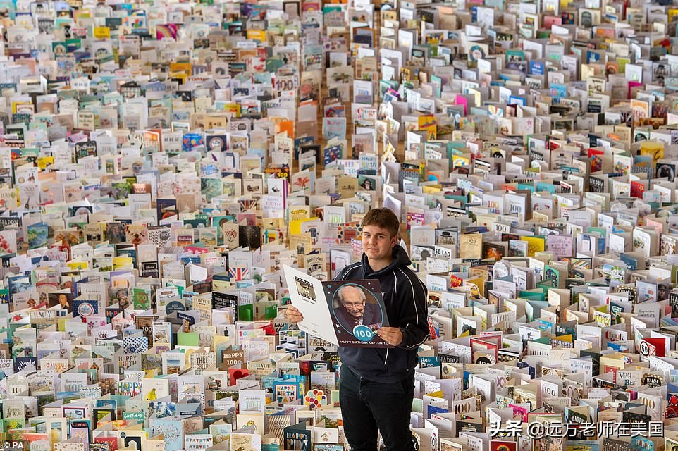 疫情之下，他的百岁生日盛况堪比英国女王