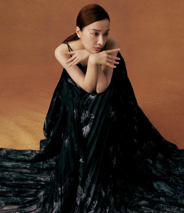 吴昕金属光泽吊带裙时髦,吴昕黑色衬衫高腰短发