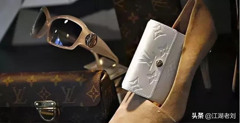 老玩家寺库万里目败退，新玩家识季能否挽救奢侈品电商？