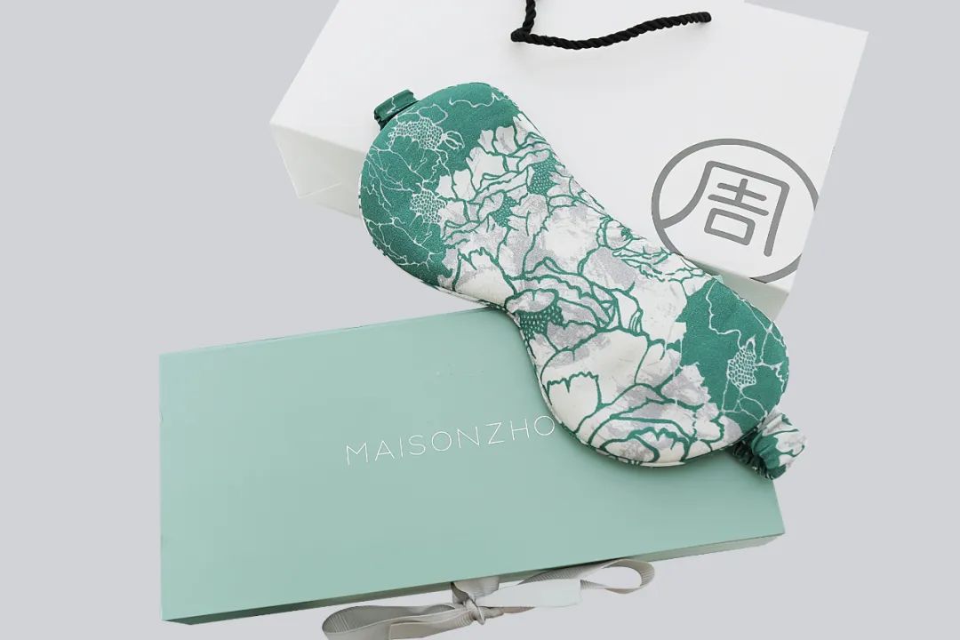 一位英国女人爱上东方文化,让穿丝绸睡衣,比晚礼服还高级