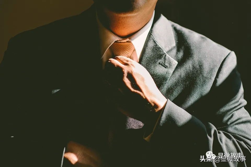 我是奢侈品柜姐：月收入8000元，和同事“宫斗”，被中东人当佣人