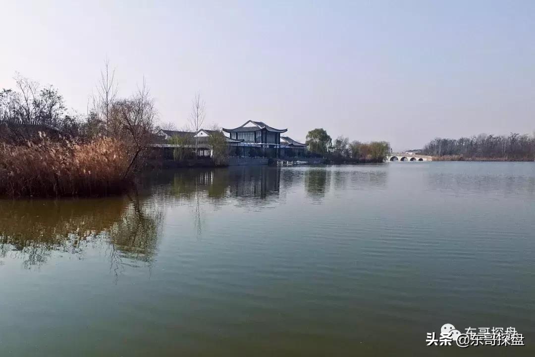 这才是郑州新贵追捧的湖畔臻品。100㎡出头的临湖独院来了