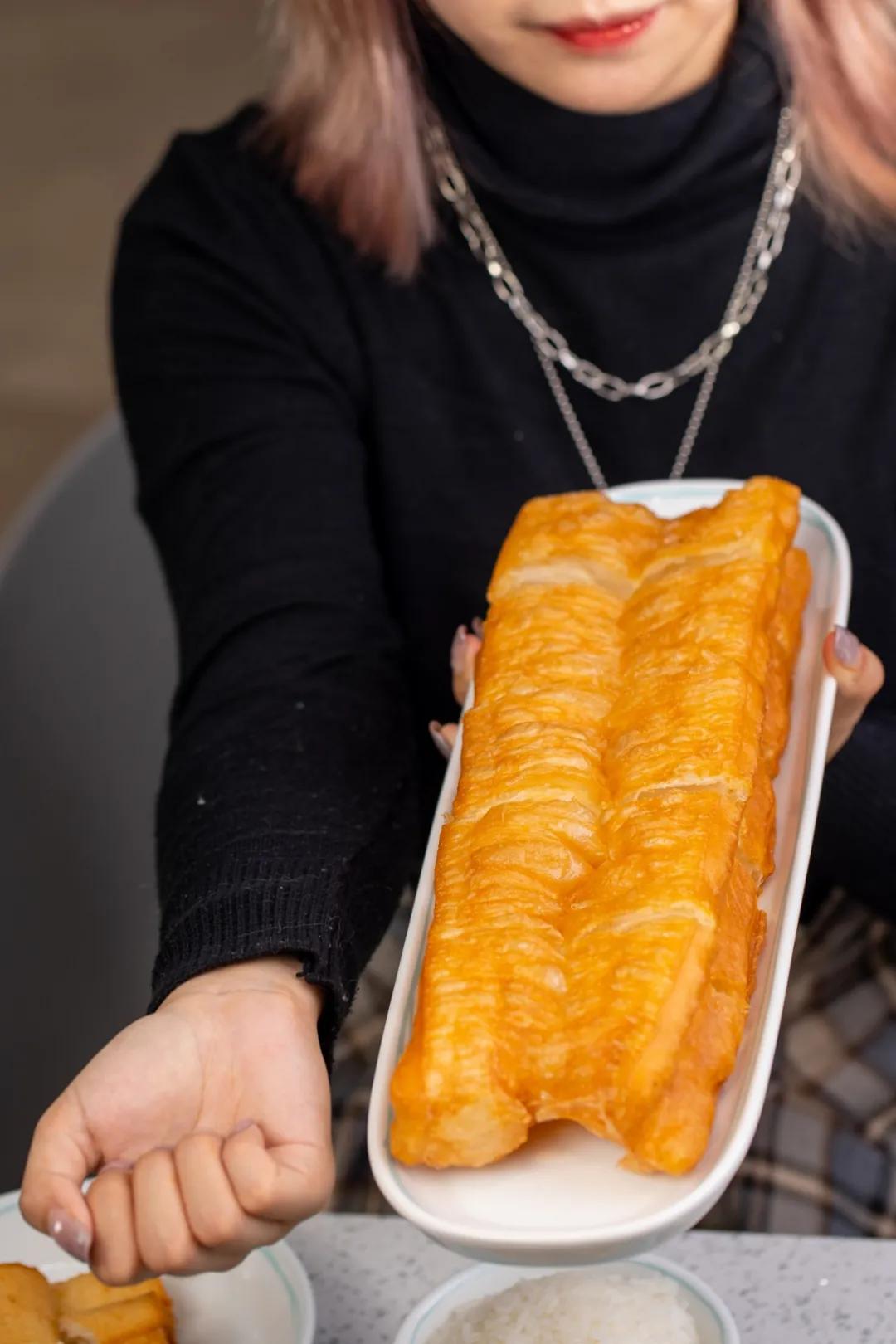 女生同行4.9折开吃！这家“网蓝”酸菜鱼店太“偏心”