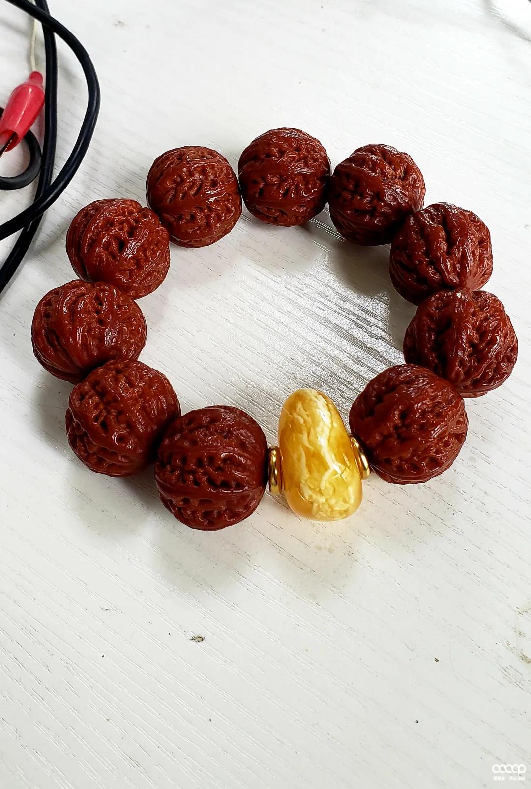 小核桃手串有黄还值得玩吗,为什么玩小核桃手串的少