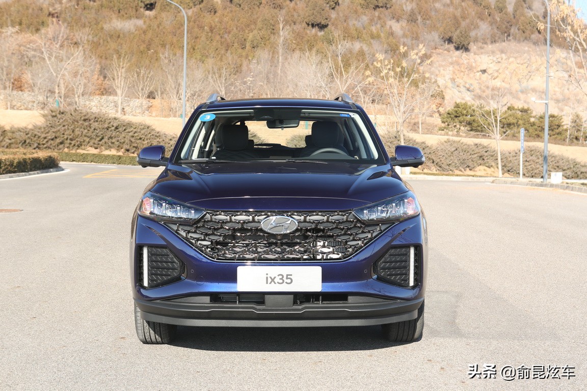 试驾黑色全新北京现代ix35,最新款2.0升北京现代ix35试驾