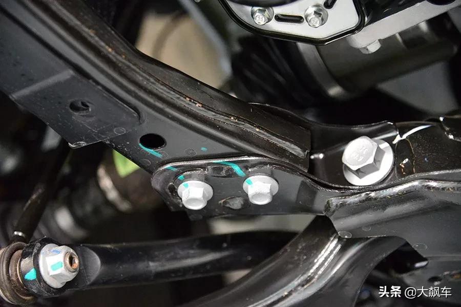 领克09底盘和xc90底盘对比,领克09底盘和福特探险者底盘对比