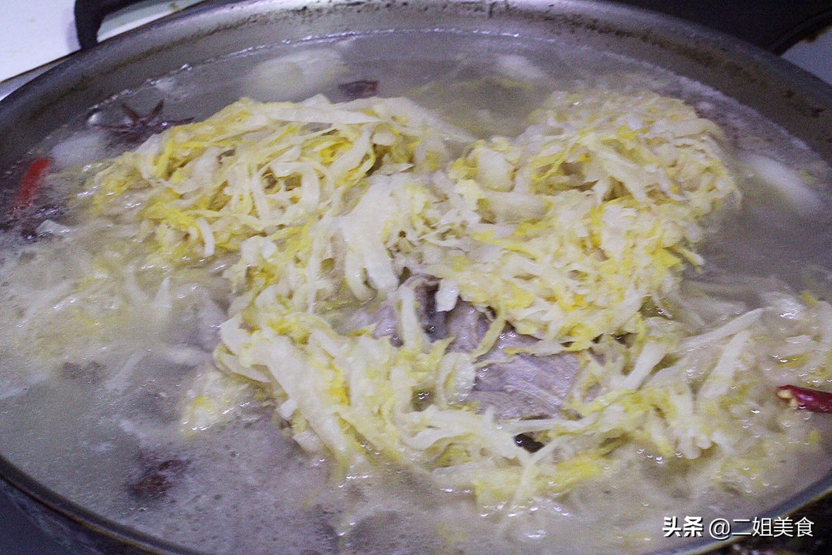 棒骨炖酸菜和什么菜一起吃比较搭,东北大骨头炖酸菜的正宗做法