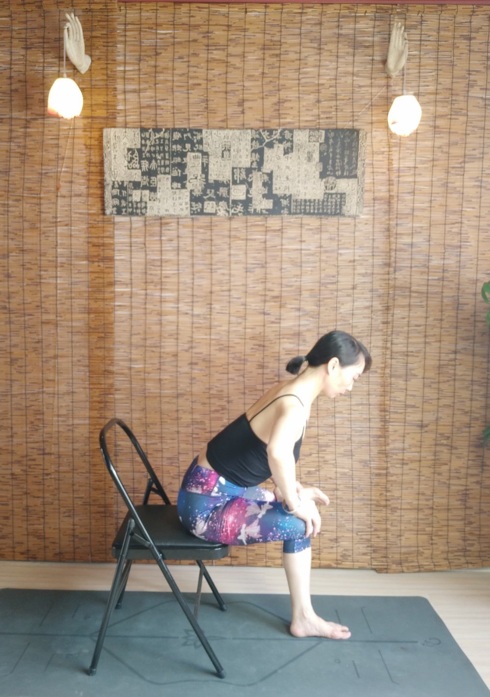 办公室放松肩颈的瑜伽动作,办公室瑜伽体式推荐