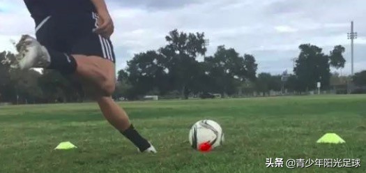 长传球踢不高怎么办踢不起来,踢长传球脚是勾起还是绷直