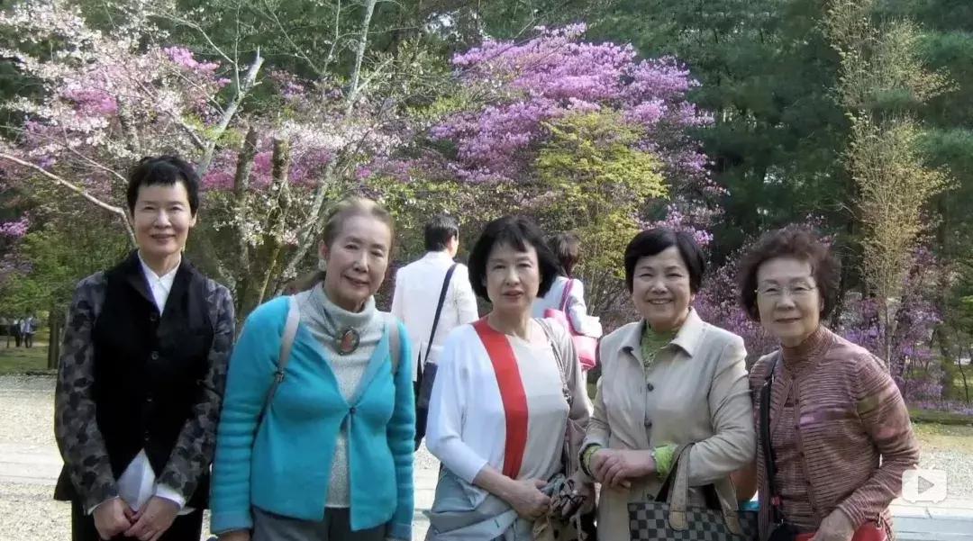 一辈子没结婚，7个单身女人买房同居10年，80岁了还染发.......