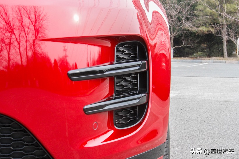 路虎揽胜极光却是个鲜活的例外,路虎揽胜极光刚性车身