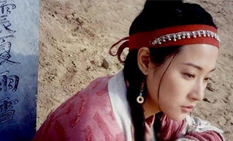 出生7天父母离婚,遭兄母凌虐嫌弃,演《绝代双骄》成最美慕容九