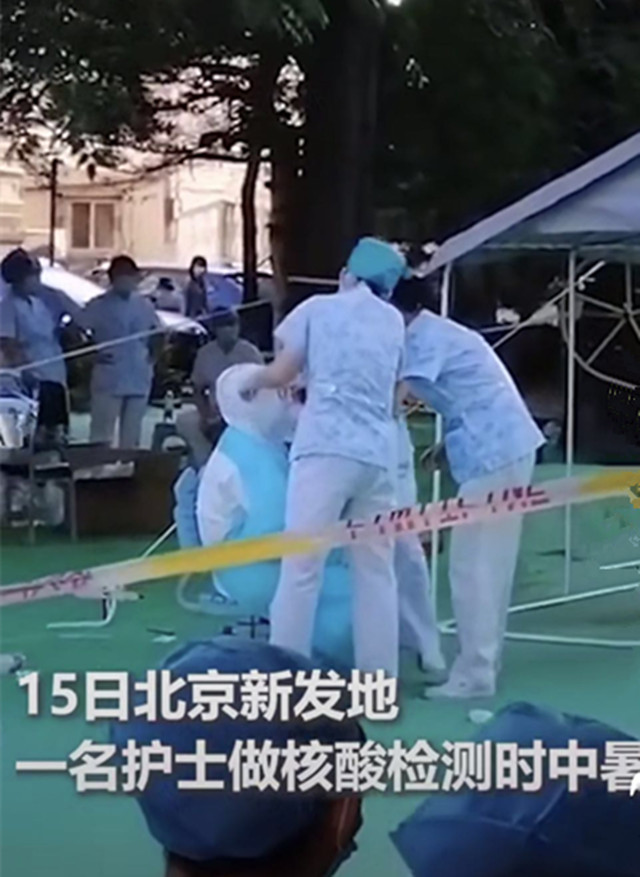 穿防护服的女护士中暑满脸都是汗,穿防护服的女护士中暑吸氧