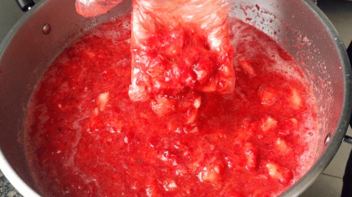 想吃草莓酱可以自己做,自己在家吃草莓酱