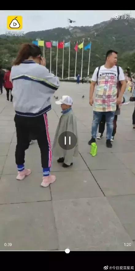 棉被护体！浴巾裹头！冷空气发飙，游客使出抗冻奇招：再冷我们都要玩