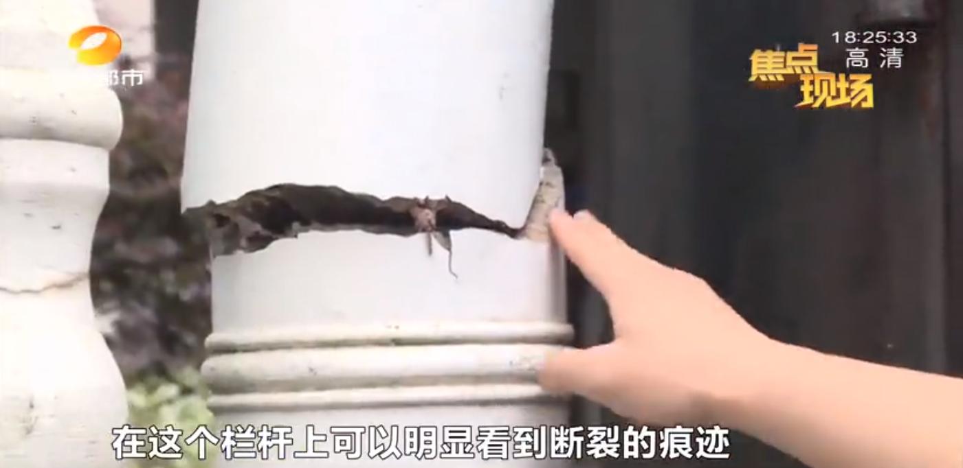 小区有这样的门一定要注意!长沙公园尚小区?8岁男童头卡围栏,着急回家结果被卡住了