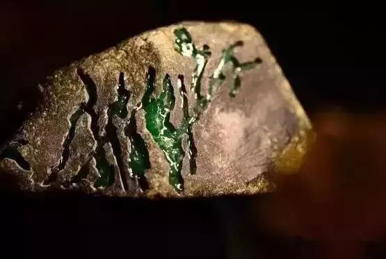 捡到这样的石头千万别扔桌子,遇到这样的石头赶紧捡