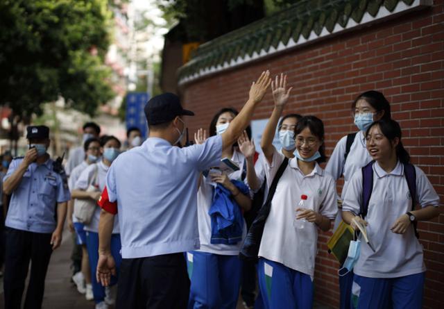 高考分数线过一段线就能上一本吗,高考分数比本科线高多少能上一本