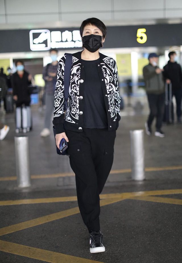 张凯丽港风复古造型,张凯丽深蓝色牛仔裤