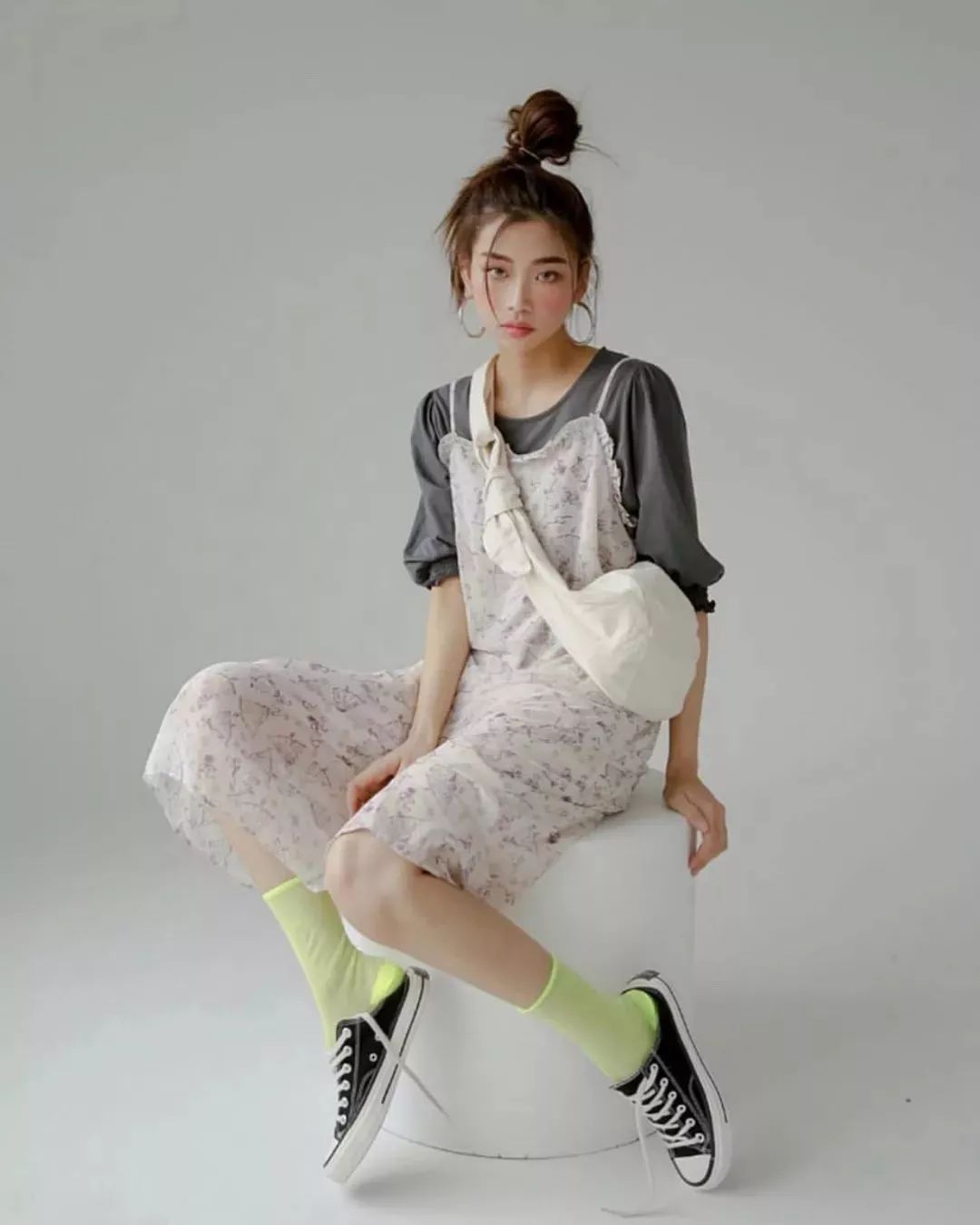 吊带裤穿搭,连体吊带裤怎么搭配才好看