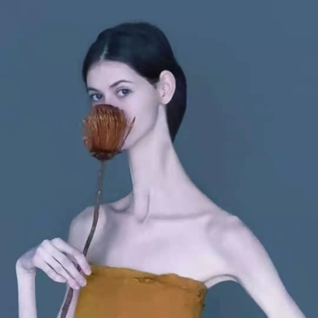 女孩得“肢体细长症”脖子18厘米长，从自卑抑郁变成自信仙女