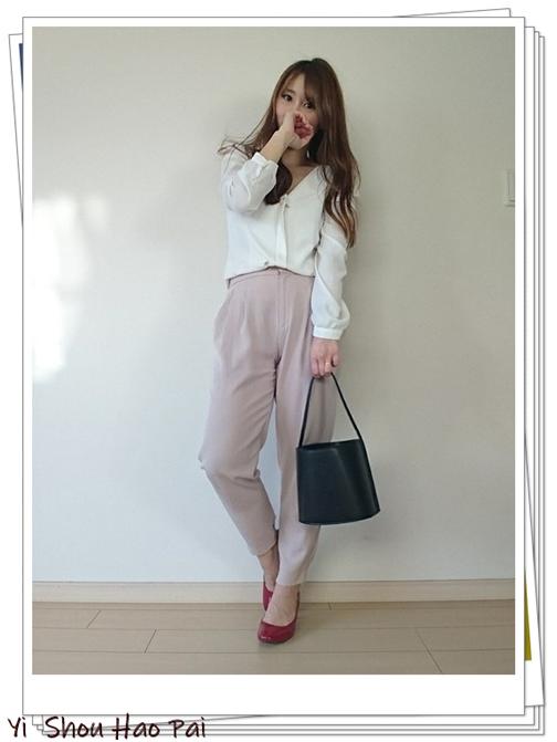 粉红色裤子搭配什么颜色上衣好看,粉红色裤子配什么上衣好看