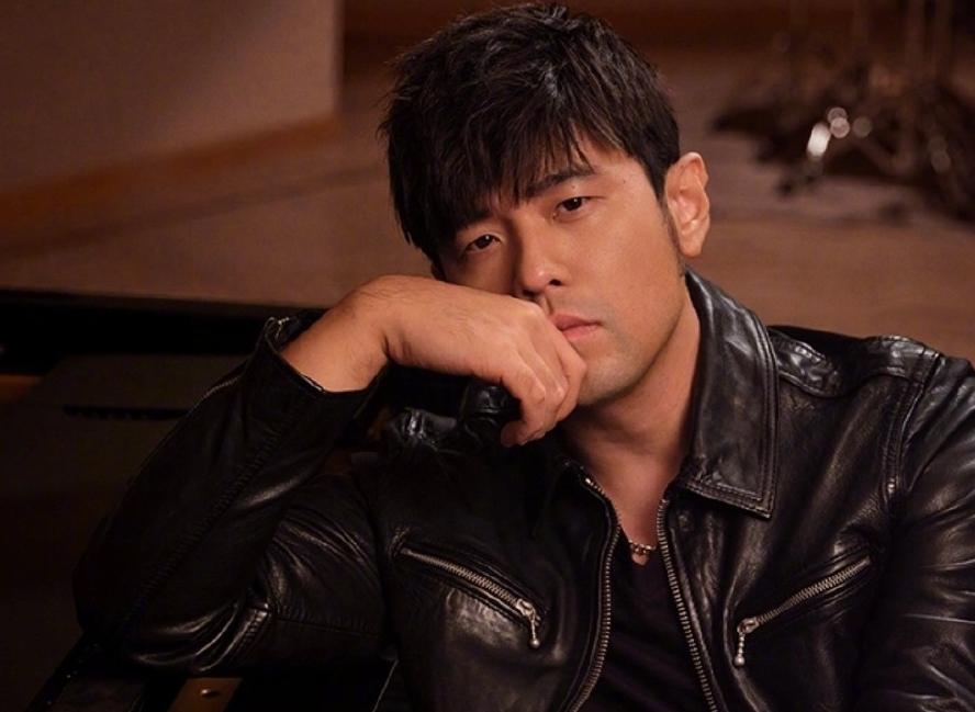 周杰伦比赛也不忘耍帅,周杰伦通宵带队友疯狂冲上王者