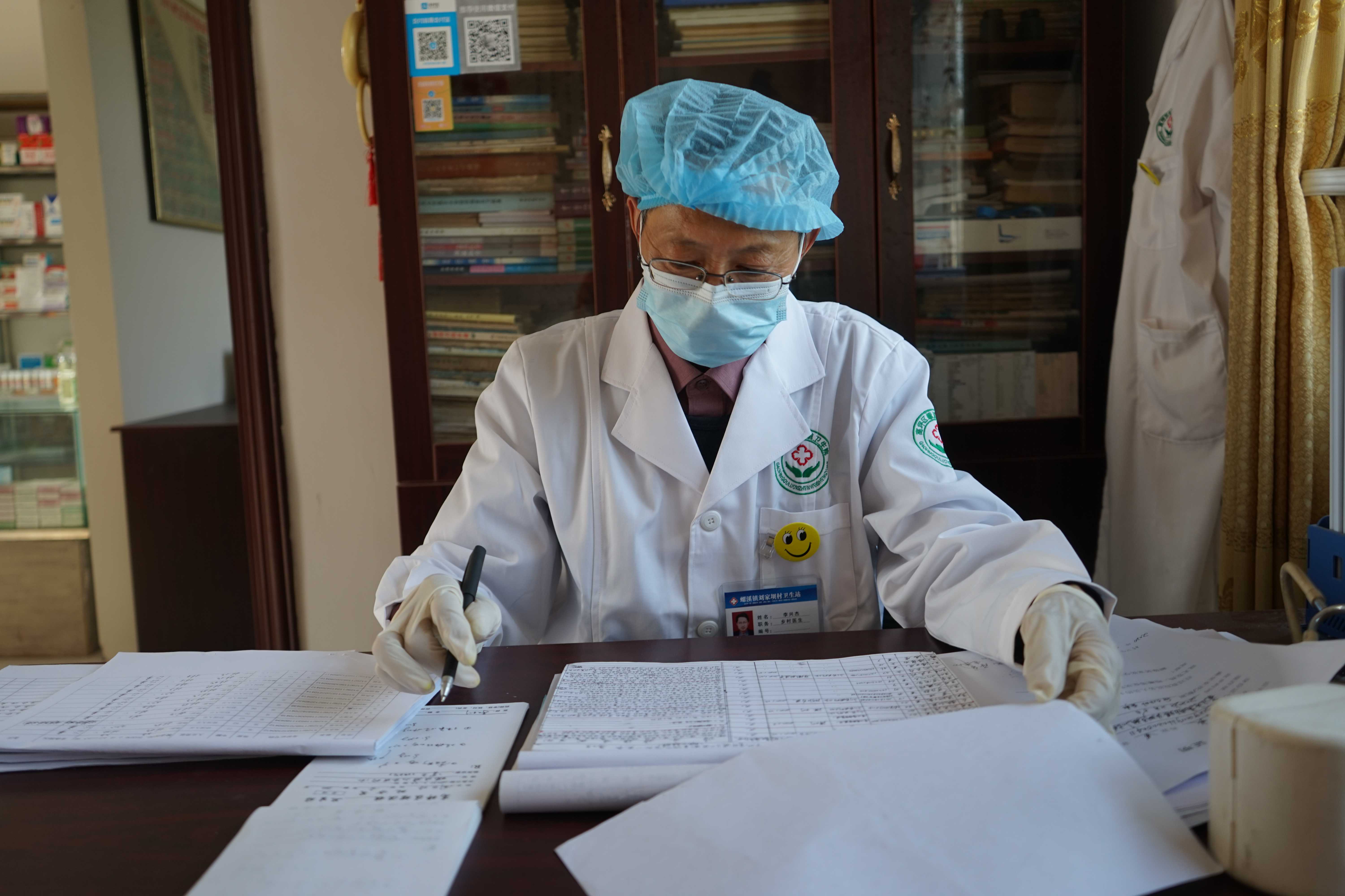 新春走基层家庭医生的节前守候,乡村医生李荣坚为村民的健康护航