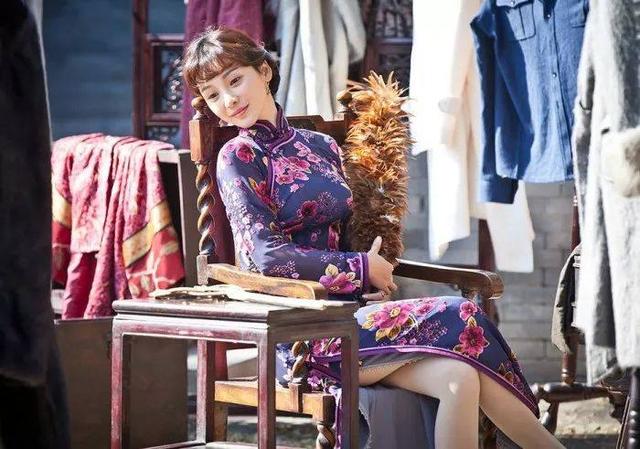 柳岩穿白色蕾丝旗袍的照片,柳岩真的很美吗