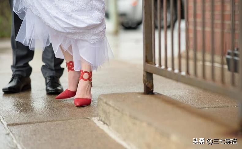 如何穿高跟鞋不累脚的方法,生活小妙招高跟鞋怎样穿脚不累