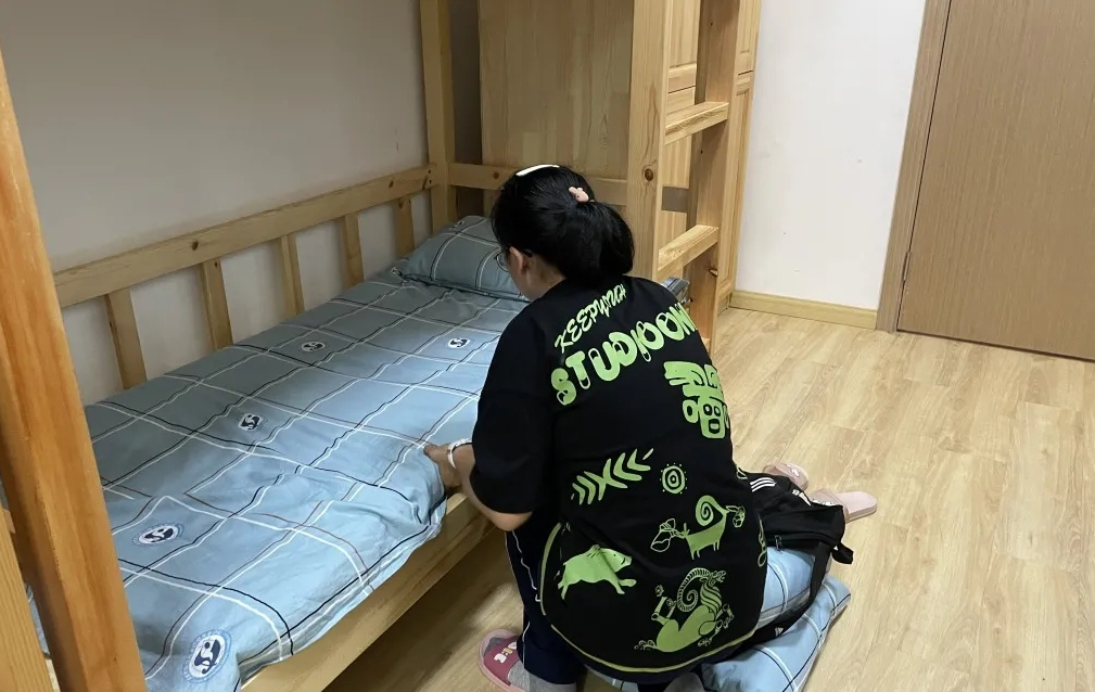 大一开学被子自己带还是在学校买,大学新生被子自己带还是在学校买