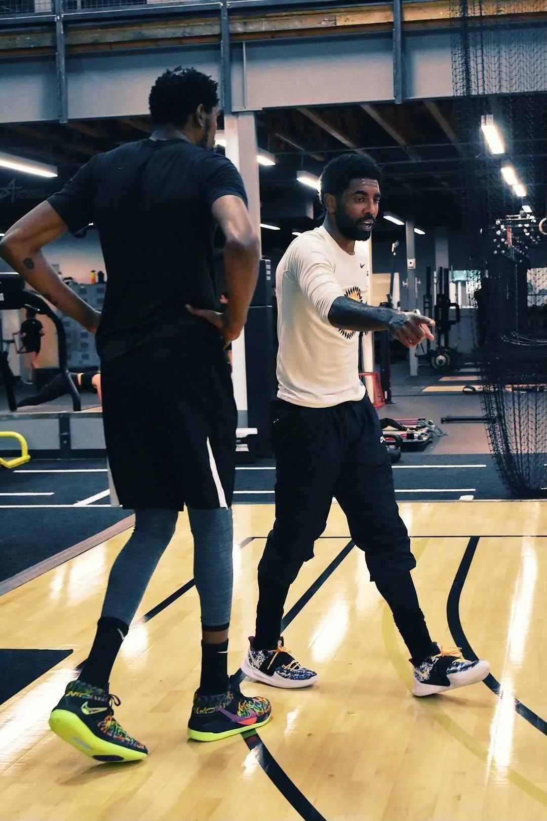 欧文穿欧文7打球图片,nba上脚欧文7紫黄破晓