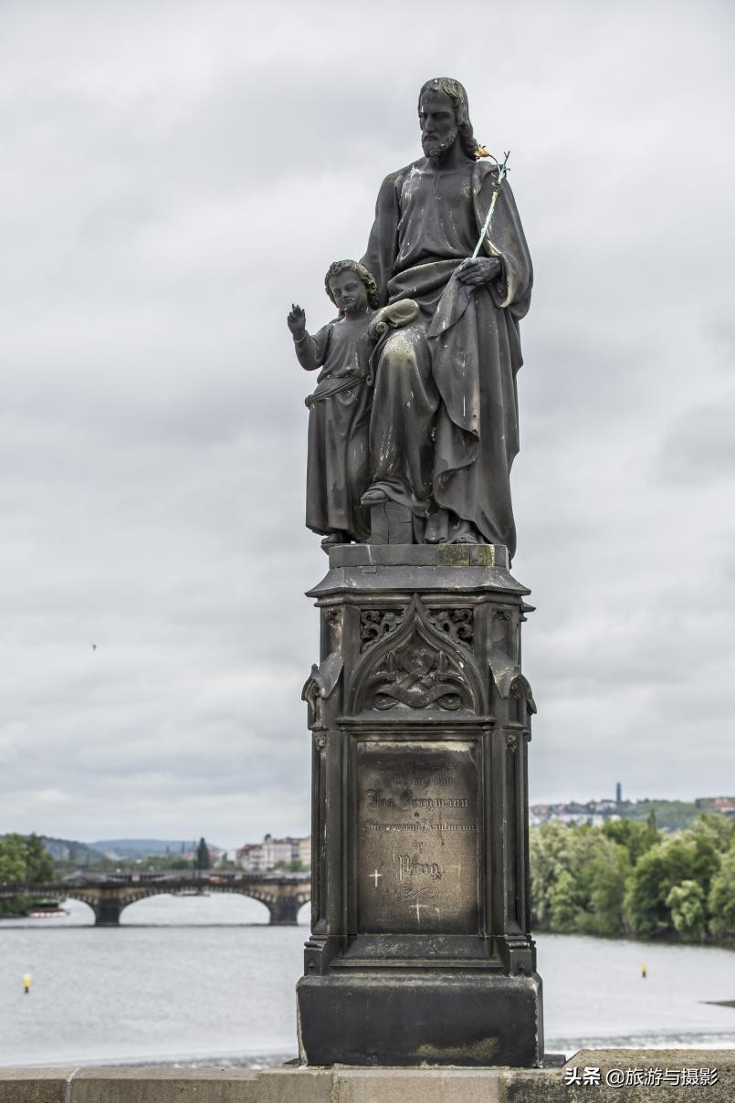 查理大桥雕塑作品介绍 (查理大桥的雕塑)