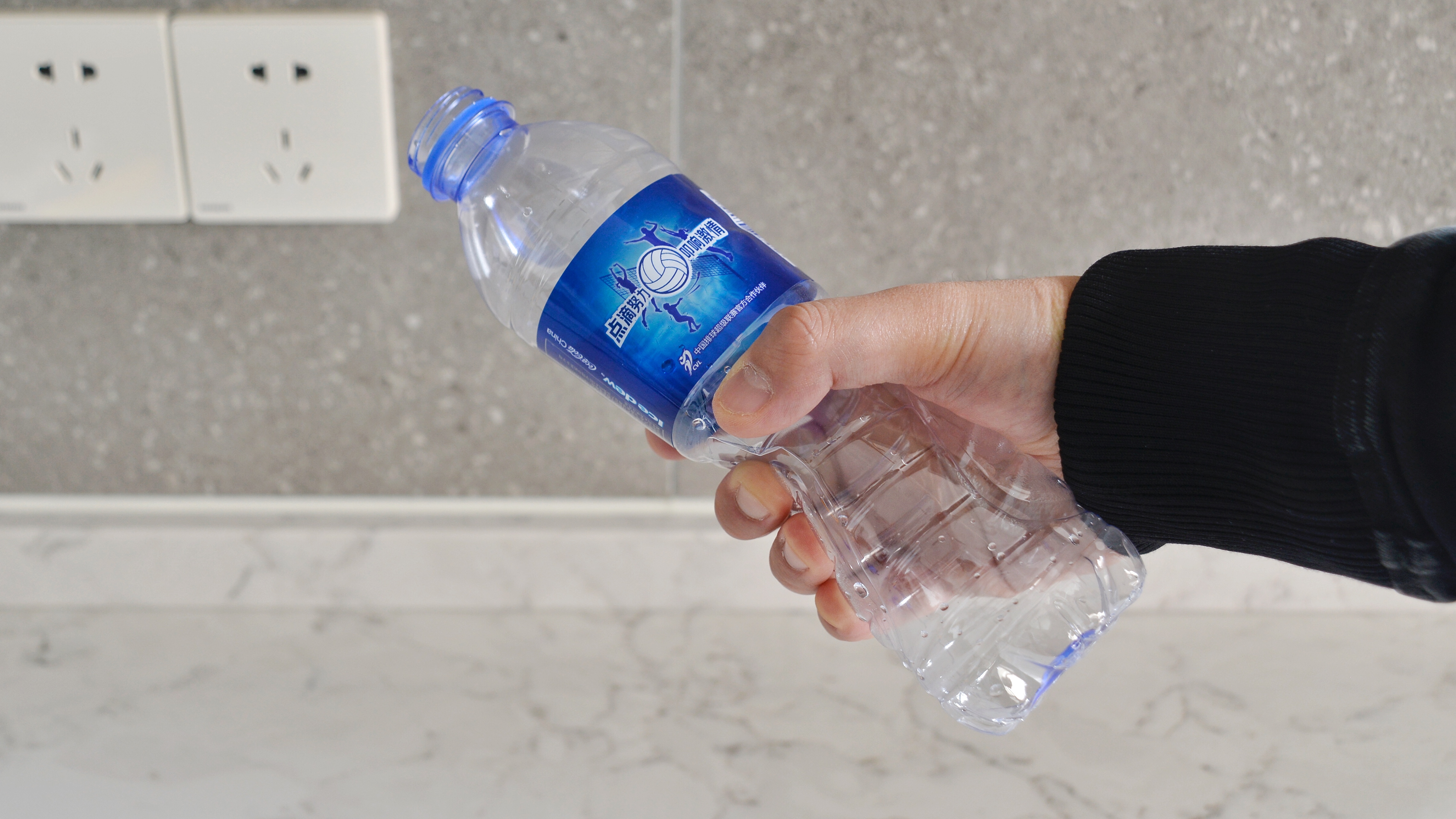 买了8款不同的饮用水，就为写完这篇瞎折腾的“水文”
