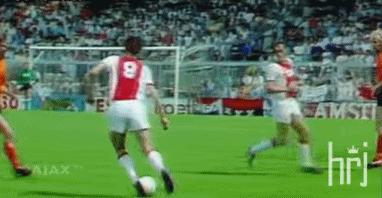 支点中锋踢前腰,足球支点中锋的位置和打法