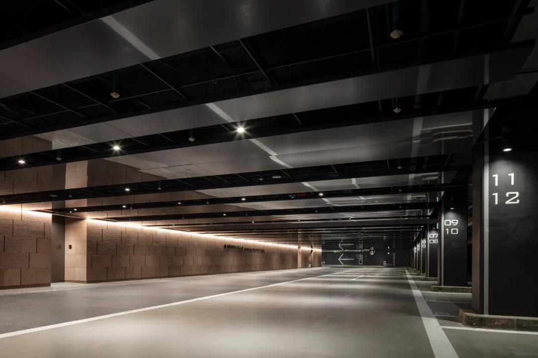 为高层穿“裙子”，新宿住友商事大楼/日建设计