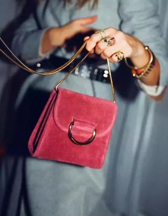 丝绒打底秋冬高级感 (今年秋冬丝绒要火高级又显气质)