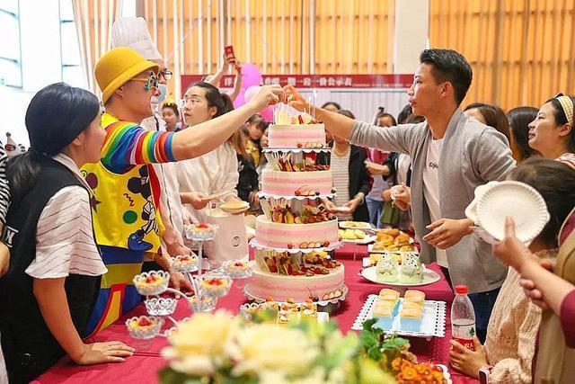 “最委屈生日”火了,看见桌上爸爸送的假蛋糕,孩子哭着许愿