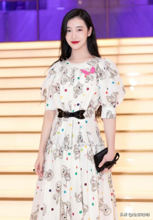 模特中国风妆容端庄大气,古典中国风水墨服装走秀