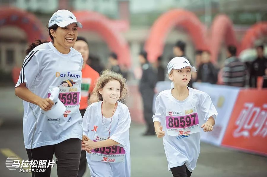 万人马拉松最美跑道激情奔跑,万人马拉松现场有多震撼