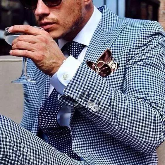 看惯了普通穿搭,字母西装和纯色西装哪个洋气减龄