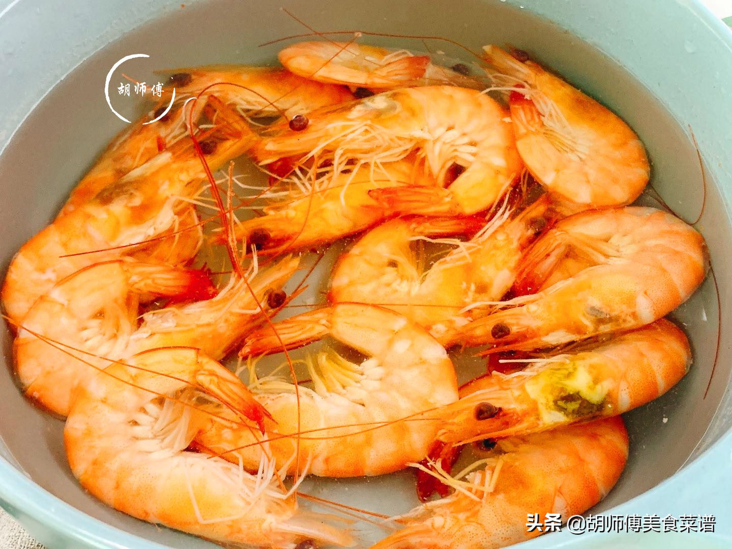 白灼虾最忌直接用水煮,水煮虾开水下入虾煮几分钟