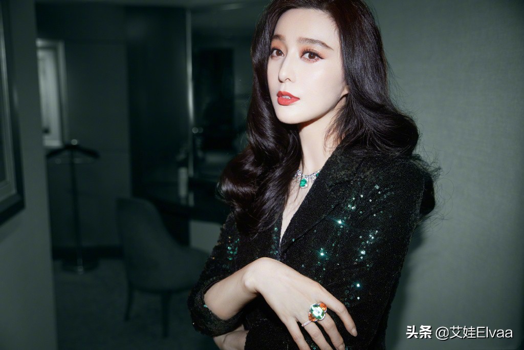 范冰冰深夜晒自拍照片,范冰冰现身贵妇范儿十足