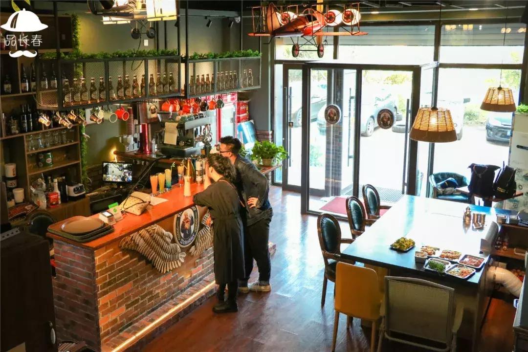 这家餐厅居然用外国大帅哥来吸引顾客